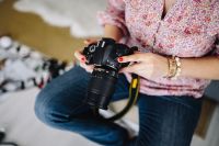 Kaboompics - Woman in pink with her camera