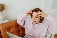 Kaboompics - Woman uses laptop - working from home - video call