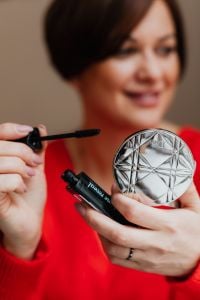 Kaboompics - The woman is applying mascara on her eyelashes