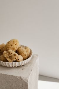 Kaboompics - Bowl of Natural Sea Sponges at the Edge of a Pedestal