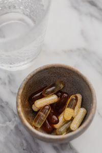 Kaboompics - Close-Up of Supplement Capsules in a Ceramic Bowl