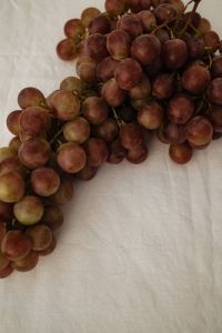 Kaboompics - Red Grapes on White Linen