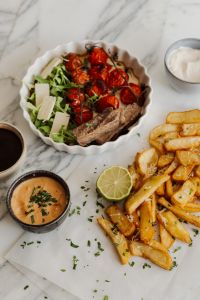 Kaboompics - Steak Salad with Fries and Roasted Tomatoes