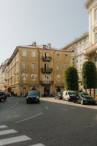 Kaboompics - Quiet Old Town Intersection with Parked Cars and Historic Buildings