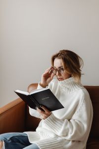 Kaboompics - A middle-aged woman reads her bible