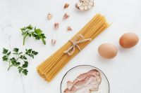Kaboompics - Spaghetti, Eggs, Bacon and Parsley Flat Lay