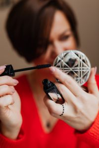 Kaboompics - The woman is applying mascara on her eyelashes