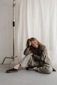 Kaboompics - Relaxed Young Woman Creative Entrepreneur Portrait in Neutral Studio