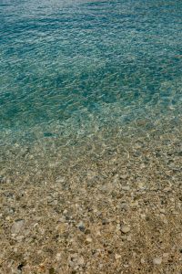 Kaboompics - Transparent Blue Seawater over Pebbles at the Shoreline