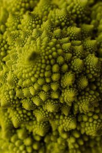 Kaboompics - Fractal Green Romanesco Cauliflower Close-Up, Botanical Food Texture