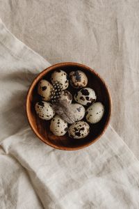Kaboompics - Overhead Bowl Of Quail Eggs On Linen Cloth