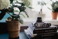 Kaboompics - Old analog camera and photography book