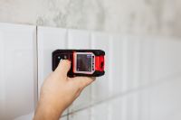 Kaboompics - Measuring the bathroom by Laser rangefinder