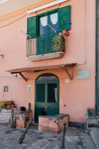 Kaboompics - Traditional Pink Courtyard House With Green Shutters In Sorrento