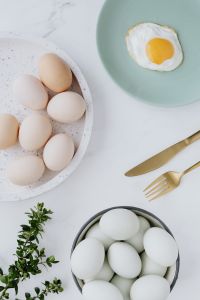 Kaboompics - Easter flat lay with green eggs and fried egg on a plate
