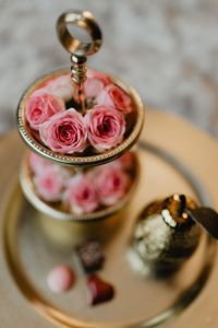 Kaboompics - A tray of pink roses