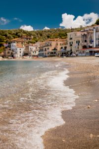 Kaboompics - Foam-Tipped Waves Washing Across the Pebble Shore at Marina di Puolo, Sorrento