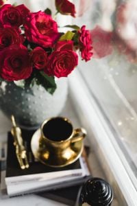 Kaboompics - Gold cup of coffee and red roses bouqet