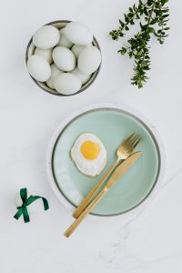 Kaboompics - Easter flat lay with green eggs and fried egg on a plate