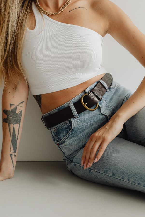 White One-Shoulder Top and Gold Chain Necklace with High-Waisted Jeans ...