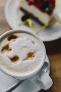 Kaboompics - Cup of coffee and berry cheesecake
