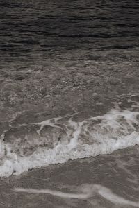 Kaboompics - Monochrome Ocean Wave Breaking On Sandy Shore