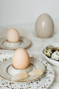 Kaboompics - Beige Easter table setting - quail eggs - neutral colors - natural eggs