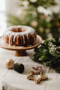 Kaboompics - Bundt Cake with Evergreen Wreath and Christmas Ornaments