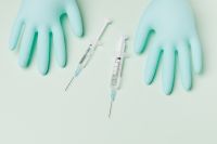 Kaboompics - Two Syringes Between Nitrile Gloves, Overhead Flat Lay