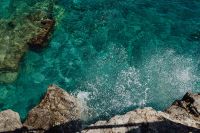 Kaboompics - Turquoise Sea Waves Breaking against Rocky Amalfi Coast