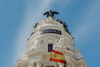 Kaboompics - Horizontal View of Edificio Metrópolis Dome, Winged Statue and Spanish Flag, Madrid