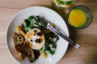 Kaboompics - Warm Goat Cheese Salad with Pear, Spinach, Bread and Fresh Citrus Juice