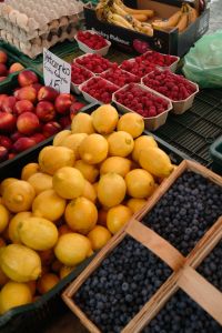 Kaboompics - Lemons, Raspberries and Bananas at a Farmers Market