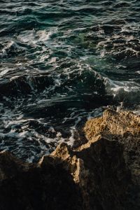 Kaboompics - White Water Rolling Over a Rocky Shore