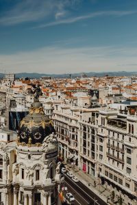 Kaboompics - Vertical Edificio Metrópolis Dome Above Madrid’s Historic Rooftops