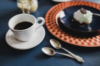Kaboompics - Sweet little white chocolate dessert on a blue saucer with a coffee