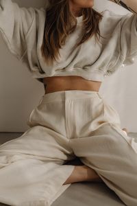 Neutral Minimalist Fashion: Quiet Luxury & Capsule Wardrobe