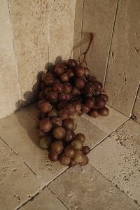 Kaboompics - Red Grapes in Travertine Corner