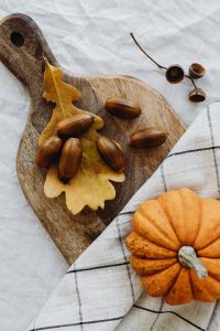 Kaboompics - Autumn Still Life with Pumpkins Acorns and Oak Leaves