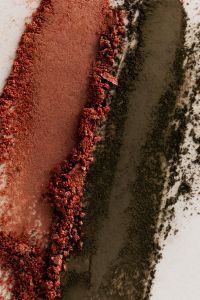 Kaboompics - Red and Dark Brown Powder Swatches