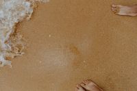 Kaboompics - Closeup of sand, feet and small wave