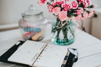 Kaboompics - Pink flowers with a calendar
