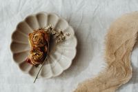 Kaboompics - Dried Roses and Baby's Breath on a Scalloped Plate for Rustic Wedding Styling