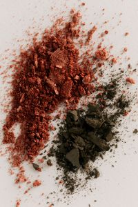 Kaboompics - Red and Dark Green Makeup Powder Swatch