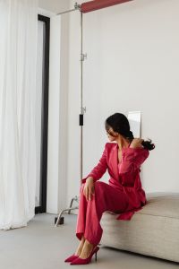 Kaboompics - Fashion Portrait of Businesswoman in Pink Satin Suit