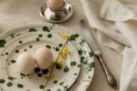 Kaboompics - Easter Plate with Eggs and Yellow Spring Flowers