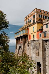 Kaboompics - Grand Hotel Royal Facade On The Cliffs Of Sorrento