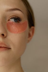 Kaboompics - Cooling Eye Patches Morning Skincare Routine