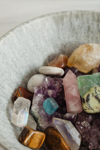 Kaboompics - Colorful Healing Crystals in Textured White Ceramic Bowl with Rose Quartz and Amethyst