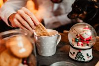 Kaboompics - Drinking coffee with milk and cookies in a holiday mood